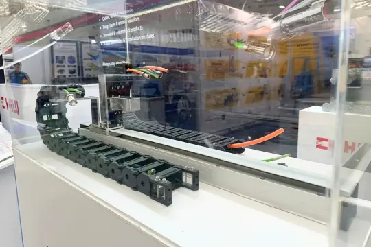 Bộ xích dẫn cáp nhựa kèm dây harnessing của HELU