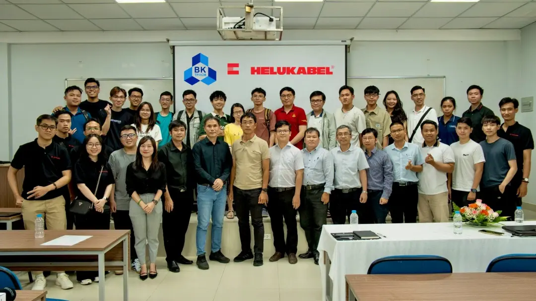 The lecturers and students of the HCMUT, and HELUKABEL Vietnam took pictures at the seminar.