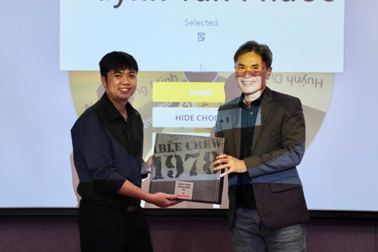 Anh Prapan trao tặng phần quà cho phần trình bày của anh Lê Trần Chinh.