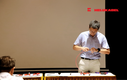 Anh Joseph Yang đang thực hành cách lắp đặt đầu nối cáp MC4-Evo 2.