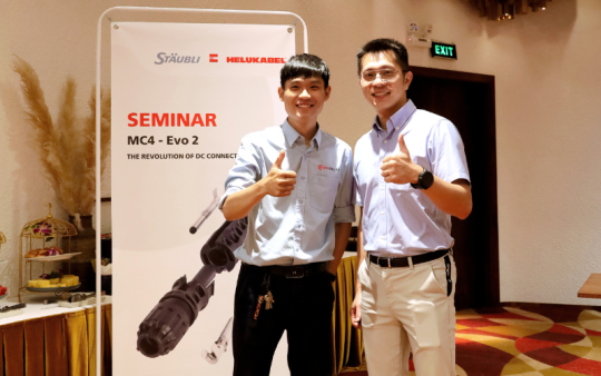 Anh Joseph Yang chụp hình cùng khách tham dự tại hội thảo.