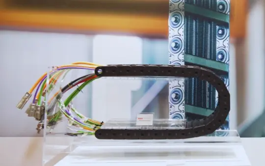 Xích dẫn cáp nhựa PKK của EKD Systems.