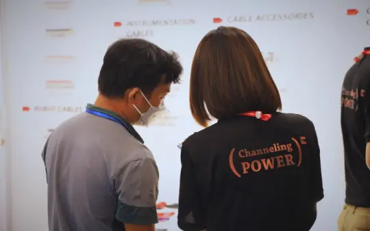 Khách hàng ghé thăm gian hàng của HELUKABEL Việt Nam