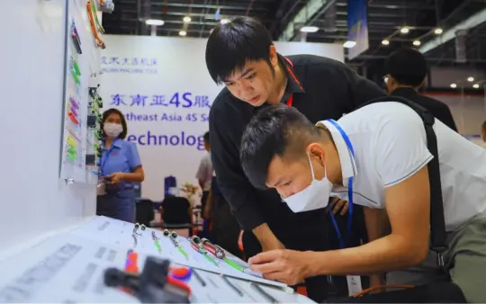 Khách hàng ghé thăm gian hàng của HELUKABEL Việt Nam