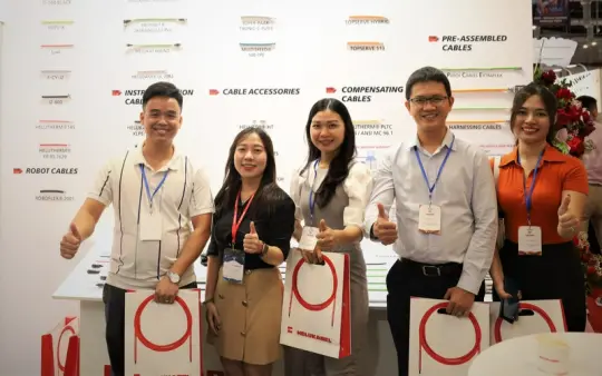 Khách hàng ghé thăm gian hàng của HELUKABEL Việt Nam