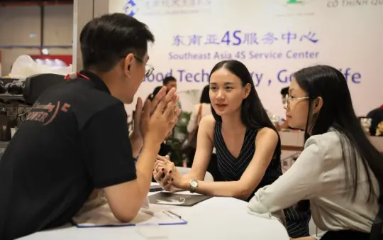 Khách hàng ghé thăm gian hàng của HELUKABEL Việt Nam