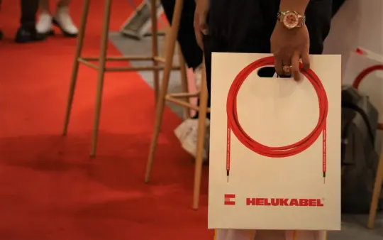 Khách hàng ghé thăm gian hàng của HELUKABEL Việt Nam sẽ được thưởng thức những tách cappuccino và nhận được một món quà nhỏ do chúng tôi thiết kế.