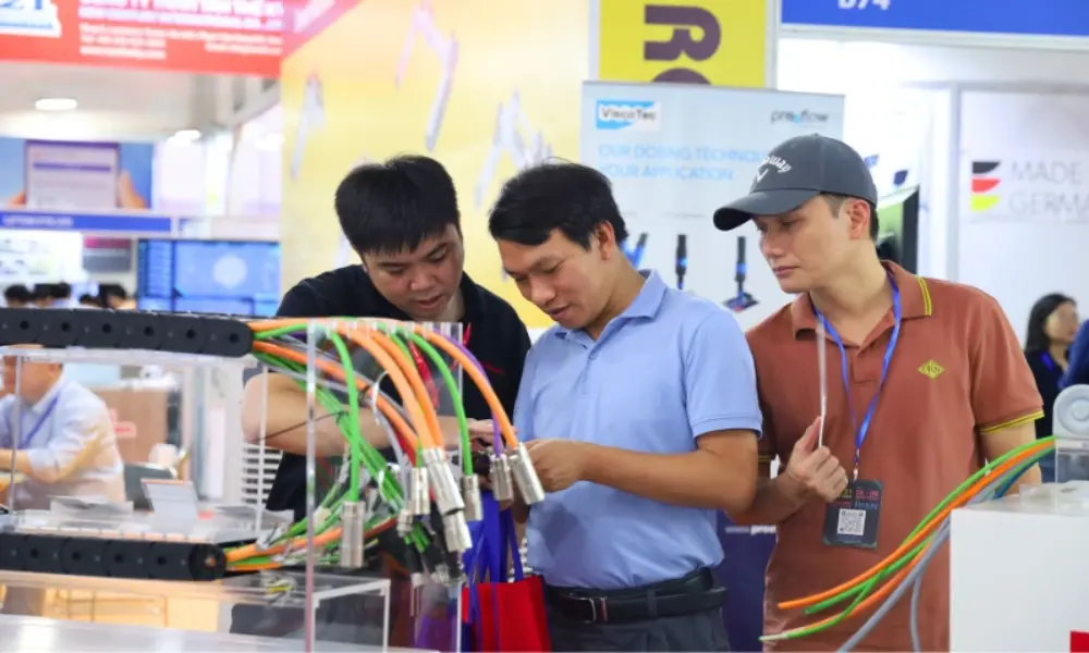 Mr. Chinh - Sales Manager of HELUKABEL Vietnam and visitor are disussing