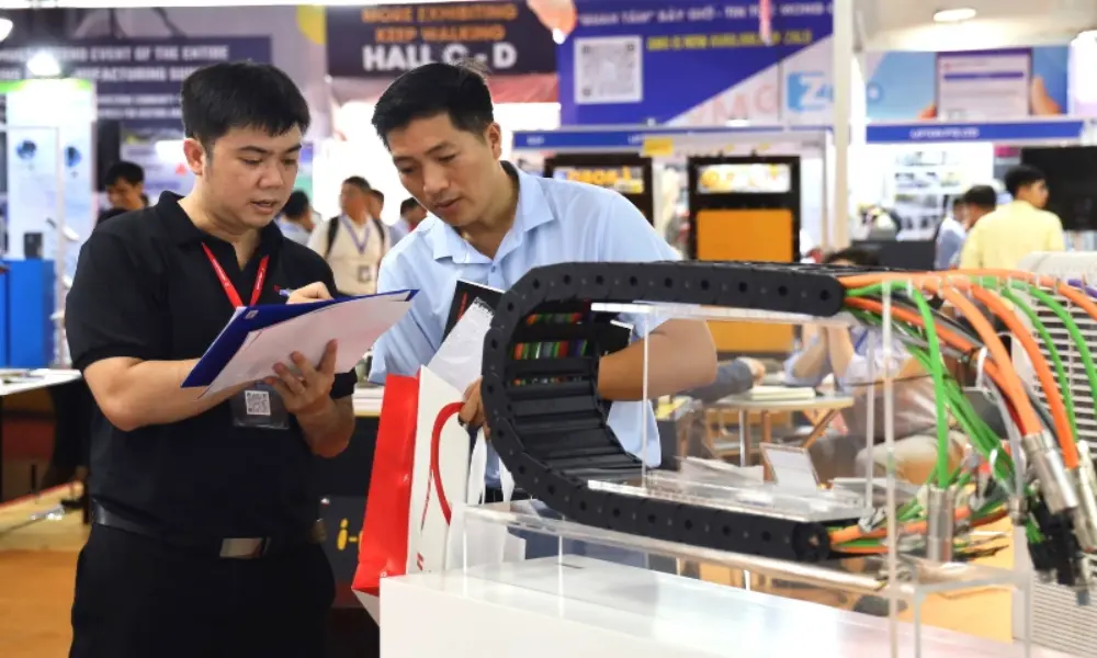 Employees from HELUKABEL are discussing with visitors