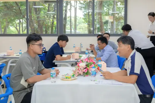 Sinh viên được doanh nghiệp phỏng vấn tại HCMUTE Career Fair 2026.
