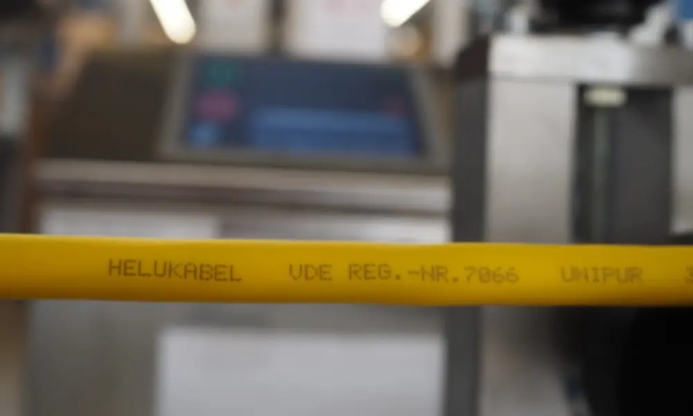 Ký hiệu dây điện và thông số dây điện được in trên bề mặt