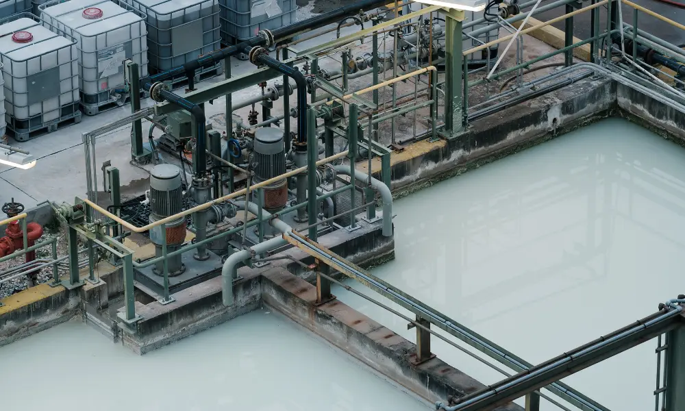 Máy bơm chìm là hệ thống bơm được thiết kế để hoạt động hoàn toàn dưới nước, với động cơ đặt chìm, có nhiệm vụ bơm và vận chuyển nước hoặc các chất lỏng khác từ một độ sâu nhất định