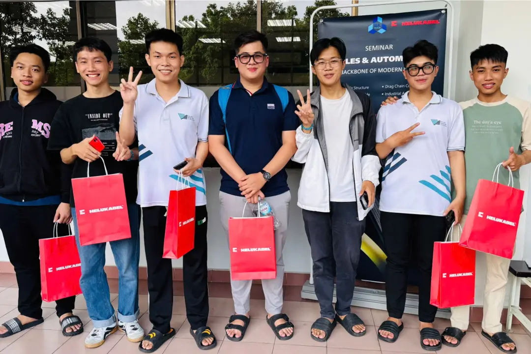 Nhóm sinh viên chụp hình lưu niệm