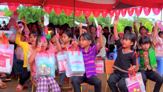 Những phần quà dụng cụ học tập cho các em học sinh