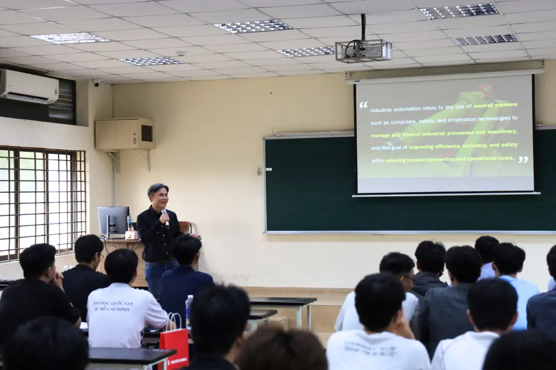 Ông Prapan Angsuthasawit – Tổng Giám đốc HELUKABEL Việt Nam, chia sẻ với các bạn sinh viên