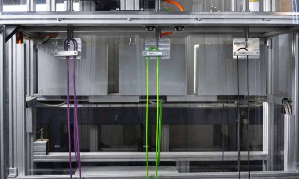 Dây cáp điện HELUKABEL phải trải qua bài kiểm tra về khả năng uốn cong tại nhà máy ở Windsbach