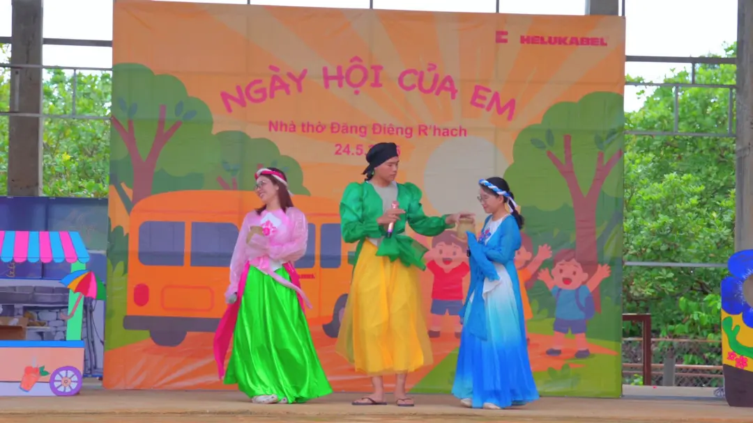 Tiết mục múa và kịch từ các thành viên HELUKABEL