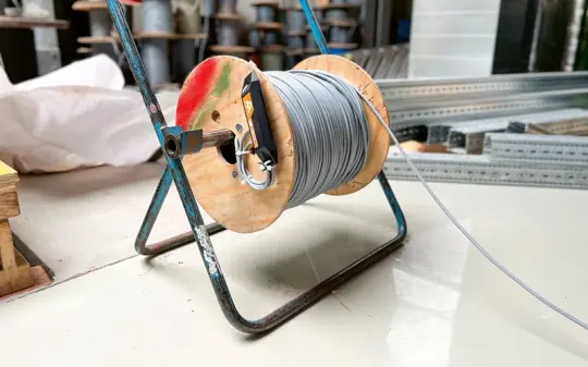 Thiết bị đo được kết nối với đầu sau của cuộn cáp bằng hai kẹp.