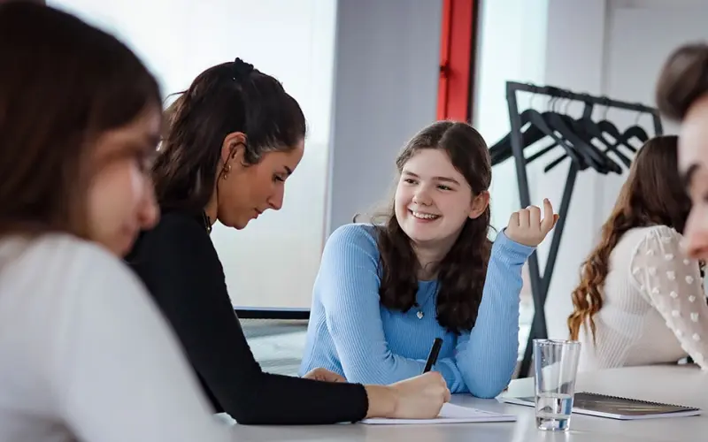 Imagen de estudiantes en un entorno académico, representando nuestra inversión en el futuro educativo en Alemania