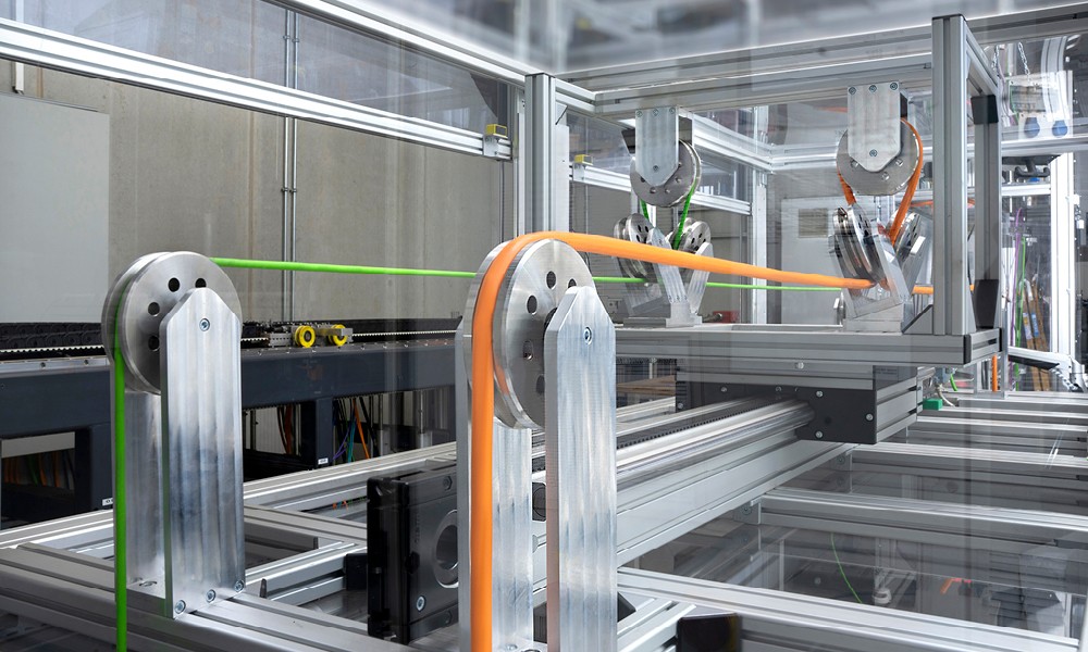 Yaklaşık 50 milyon bükülme döngüsü ile HELUKABEL, yeni kabloyu kendi test laboratuvarlarında kapsamlı bir şekilde test etmiştir. 