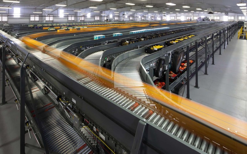 Logistics hall with multitrack conveyor belt