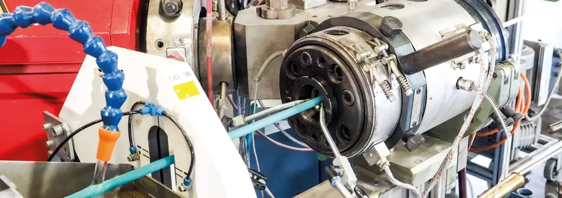 The sheath consists of plastic that is liquefied and applied with an extruder.