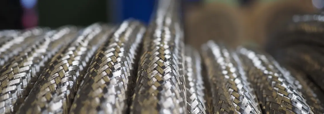 A braided C screen cable with tinned copper mesh provides coverage exceeding 85 per cent.