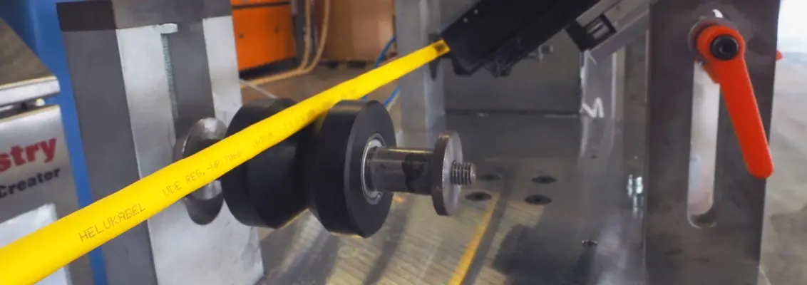 With ink-jet printing, electrically charged ink particles are sprayed onto the cable surface in a contactless process.