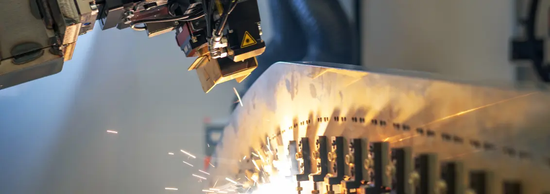 Máy laser được ứng dụng phổ biến trong hàn (welding, soldering), cắt hoặc hardening và nhiều ngành công nghiệp khác.