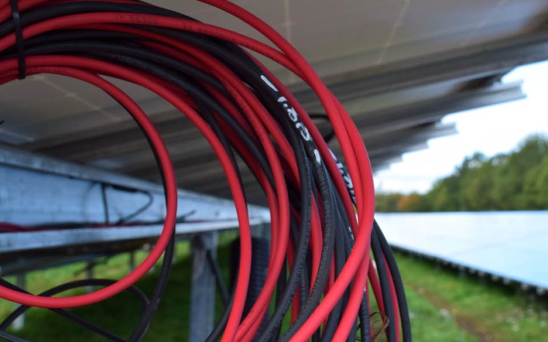 Close up of cables under a PV-system