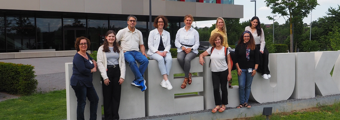 HELUKABEL medarbejdere og spanske undervisere udenfor HELUKABELS hovedkvarter i Hemmingen 