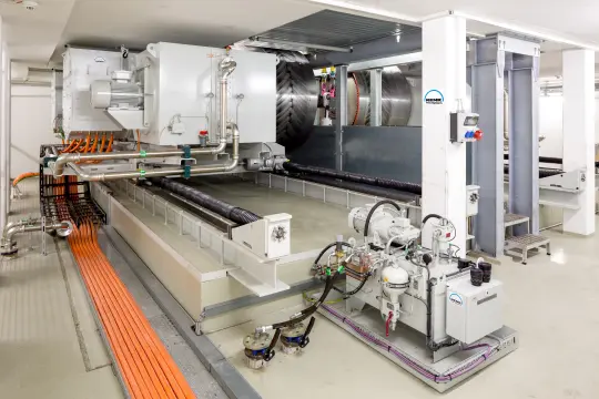 A separate floor houses the measurement technology and cables. It is freely accessible making maintenance work quick and stress-free.