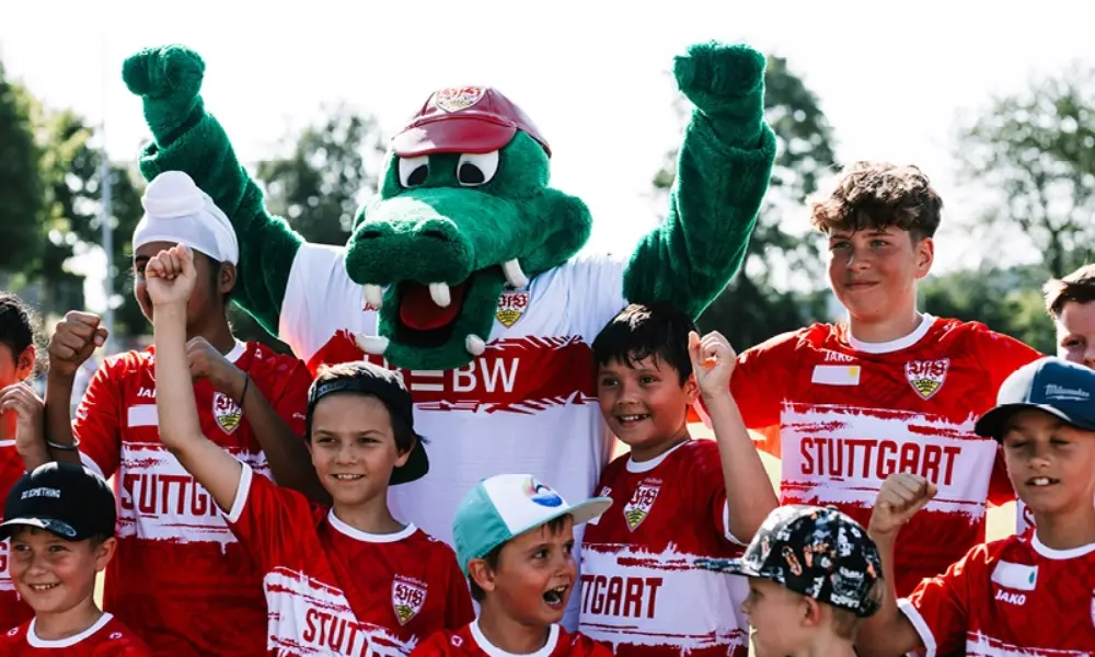 Fußballkinder mit Masskottchen