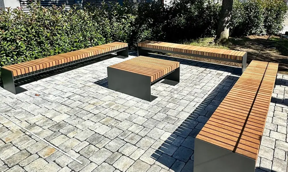 Das neue Außenklassenzimmer der Grundschule Hemmingen bietet den Schülerinnen und Schülern künftig Platz zum Lernen, Verweilen und Beisammensein auf dem Schulhof.