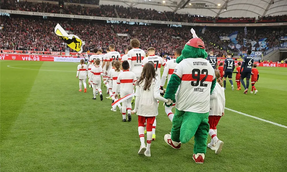 HELU Einlaufkinder gemeinsam mit den VfB-Profis auf dem Rasen