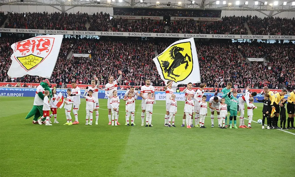 HELU Einlaufkids winken mit den Profis auf dem Rasen