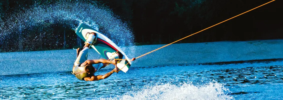 Wakeboarder auf dem Wasser