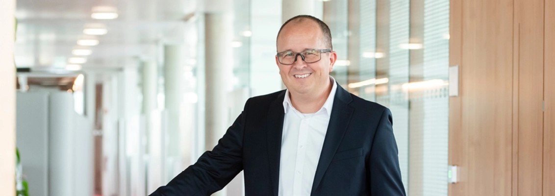 Markus Schöck lehnt sich an einem Möbelstück an