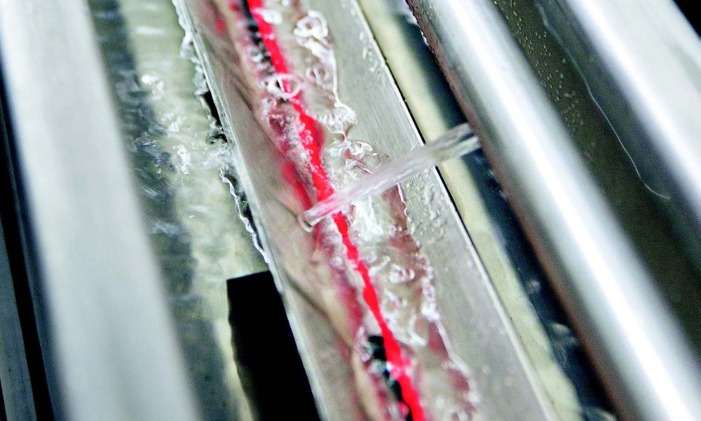 Để làm cứng nhựa đùn (extruded plastic), lõi đồng được kéo qua một kênh làm mát chứa đầy nước và được giám sát bằng thiết bị đo lường và thử nghiệm hiện đại trong toàn bộ quá trình sản xuất