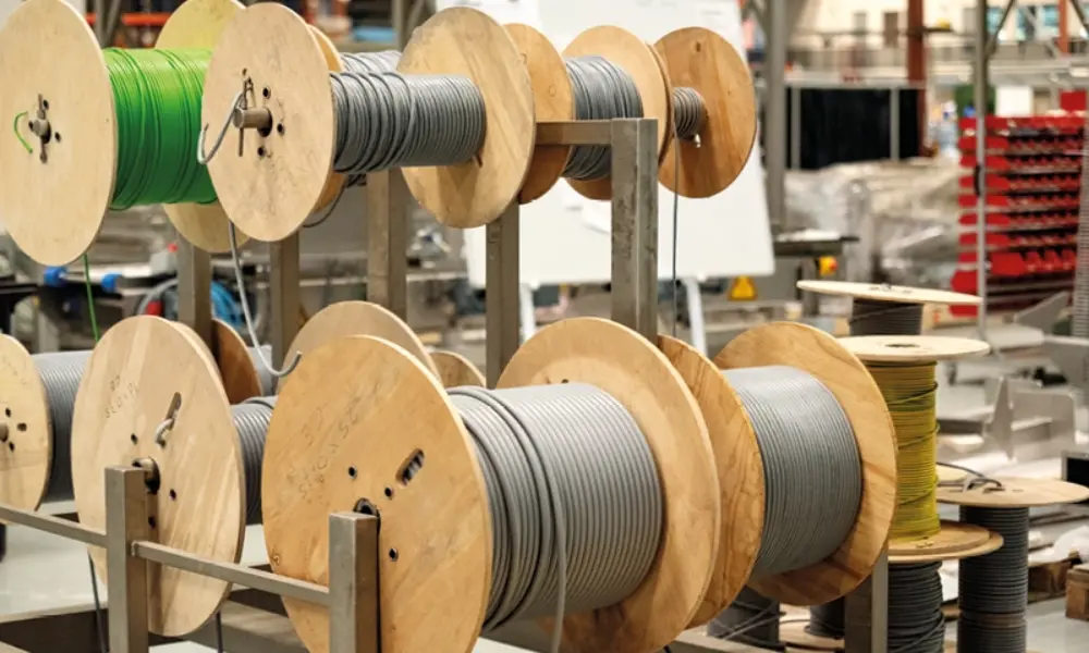 为了应对交货时间较短的订单，AMF保留了其最常用的电缆和电线的库存。