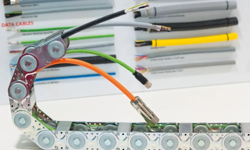 Kabelkæde med kabler i