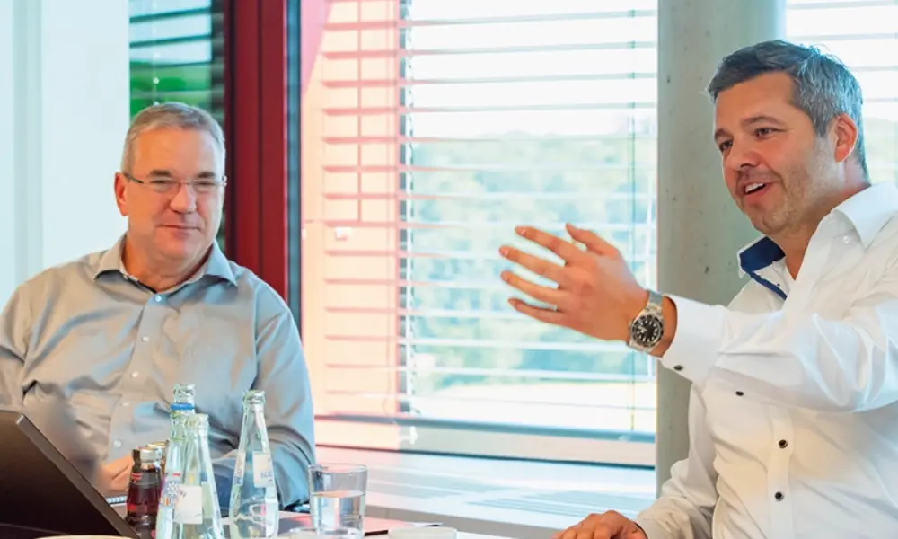 HELUKABEL Medarbejdere diskuterer