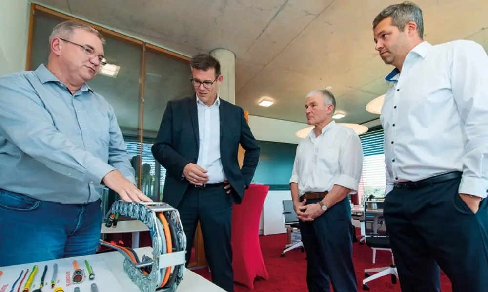 HELUKABEL medarbejdere holder møde om kabler