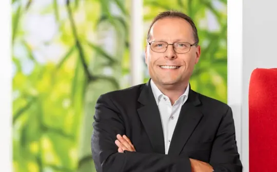 Medarbejder i magasin