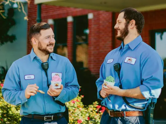 Elektrotechniker essen Eis