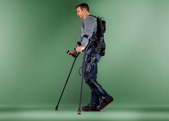 Jason Gieser in einem Exoskelett