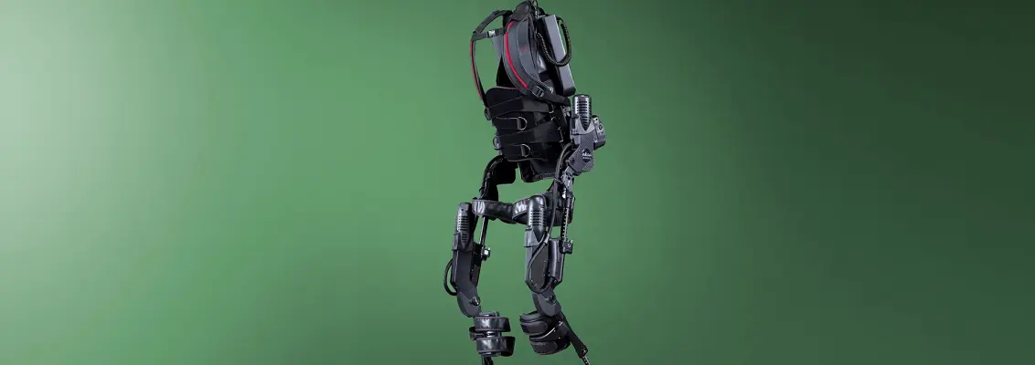 Exoskelett vor grünem Hintergrund