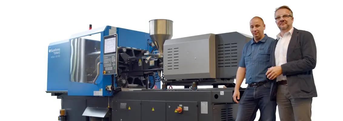 Zwei Personen vor einer Maschine