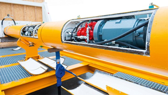 Với máy kích (jacking machine) này, các dây cáp ngầm (để cung cấp điện) có thể được đặt dưới lòng đất mà không cần đào rãnh. Một loại cáp lai (hybrid cable) được sản xuất đặc biệt từ HELUKABEL làm cho điều này trở nên khả thi. (© Herrenknecht)