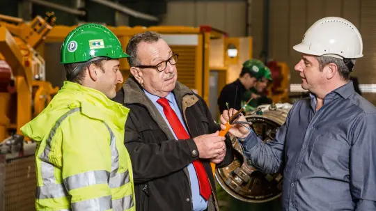 Rainer Maier, Michael Huser and Stefan Pabst examine the special cable